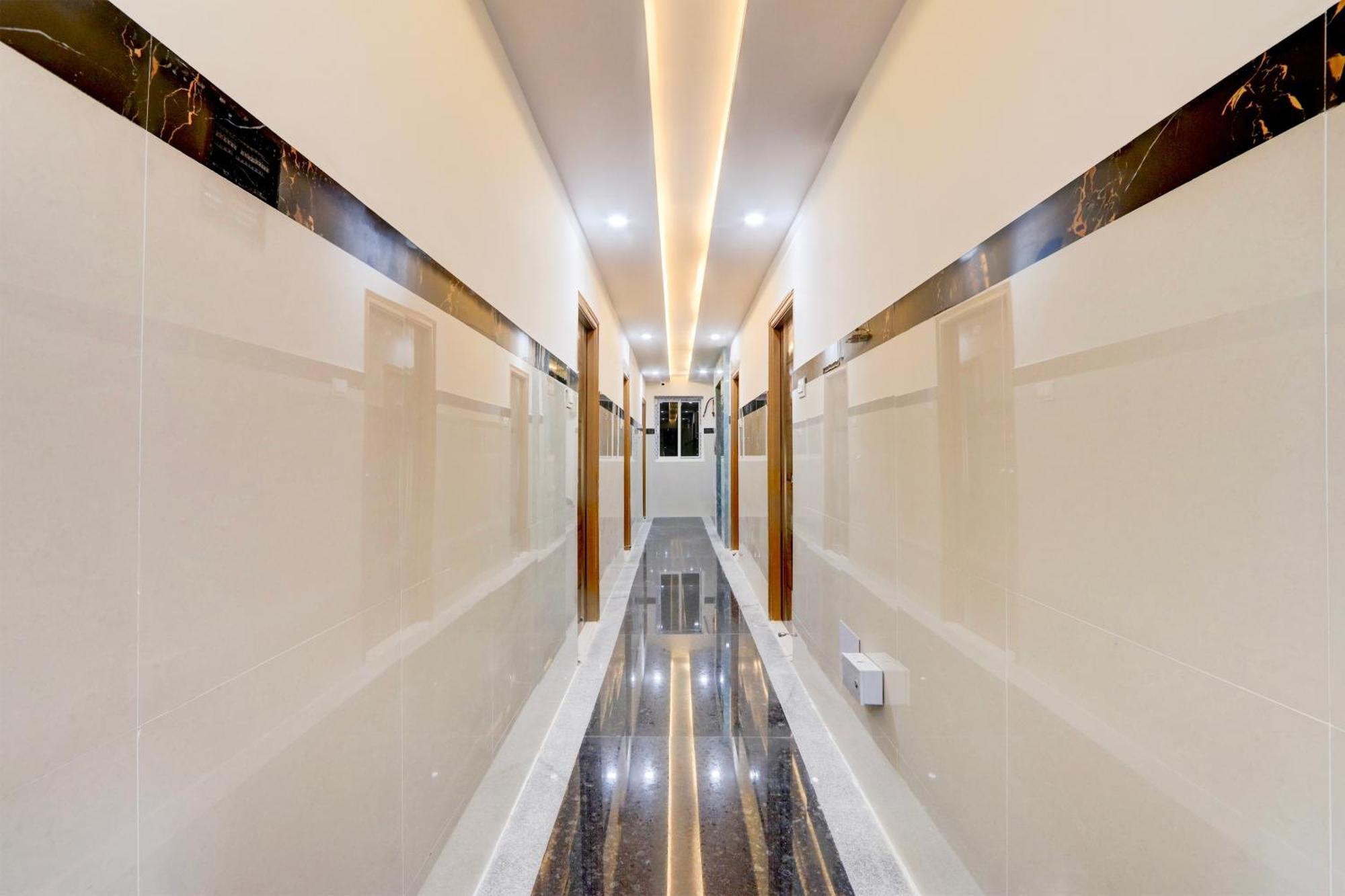 Super Townhouse Nanak Ram Guda Near Waverock Sez Hyderabad Exterior photo
