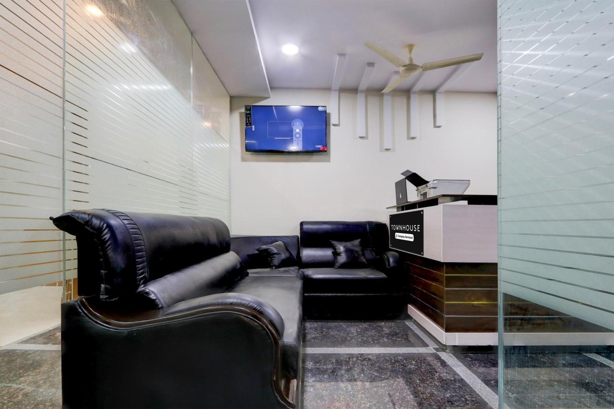 Super Townhouse Nanak Ram Guda Near Waverock Sez Hyderabad Exterior photo