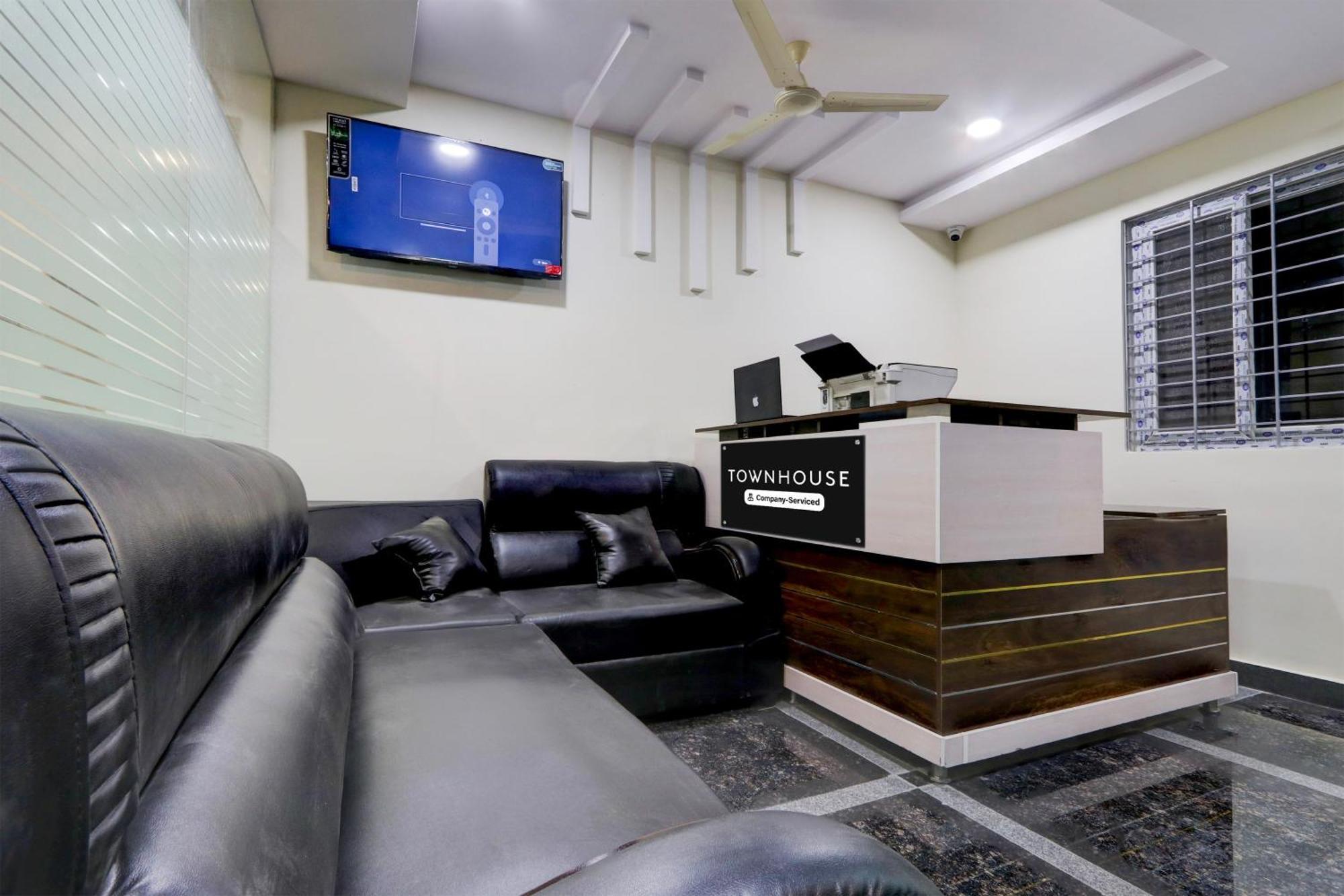 Super Townhouse Nanak Ram Guda Near Waverock Sez Hyderabad Exterior photo
